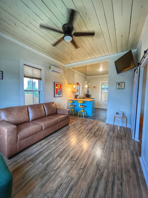 Popular Airbnb listing: 1-Night Stays OK! | Dogs Stay Free + Downtown in Dignowity Hill