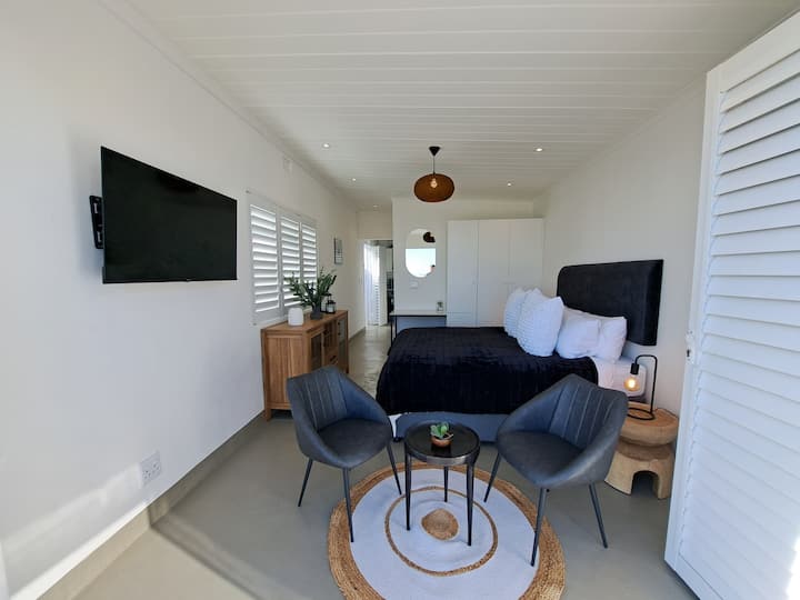 The Milkwood: Modern Oceanfront Studio - Kapstadt