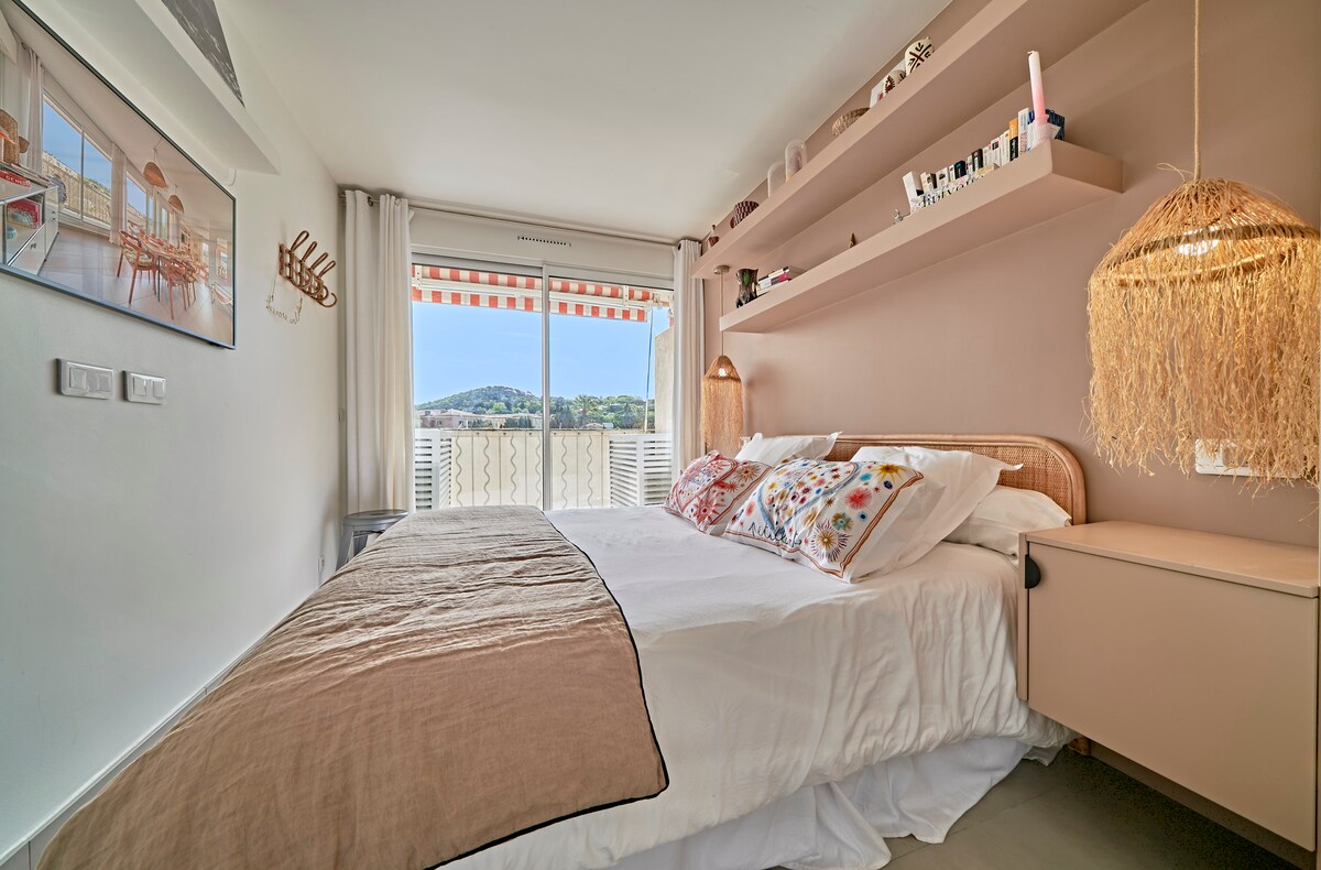 חדר שינה ראשי עם מרפסת וטלוויזיה