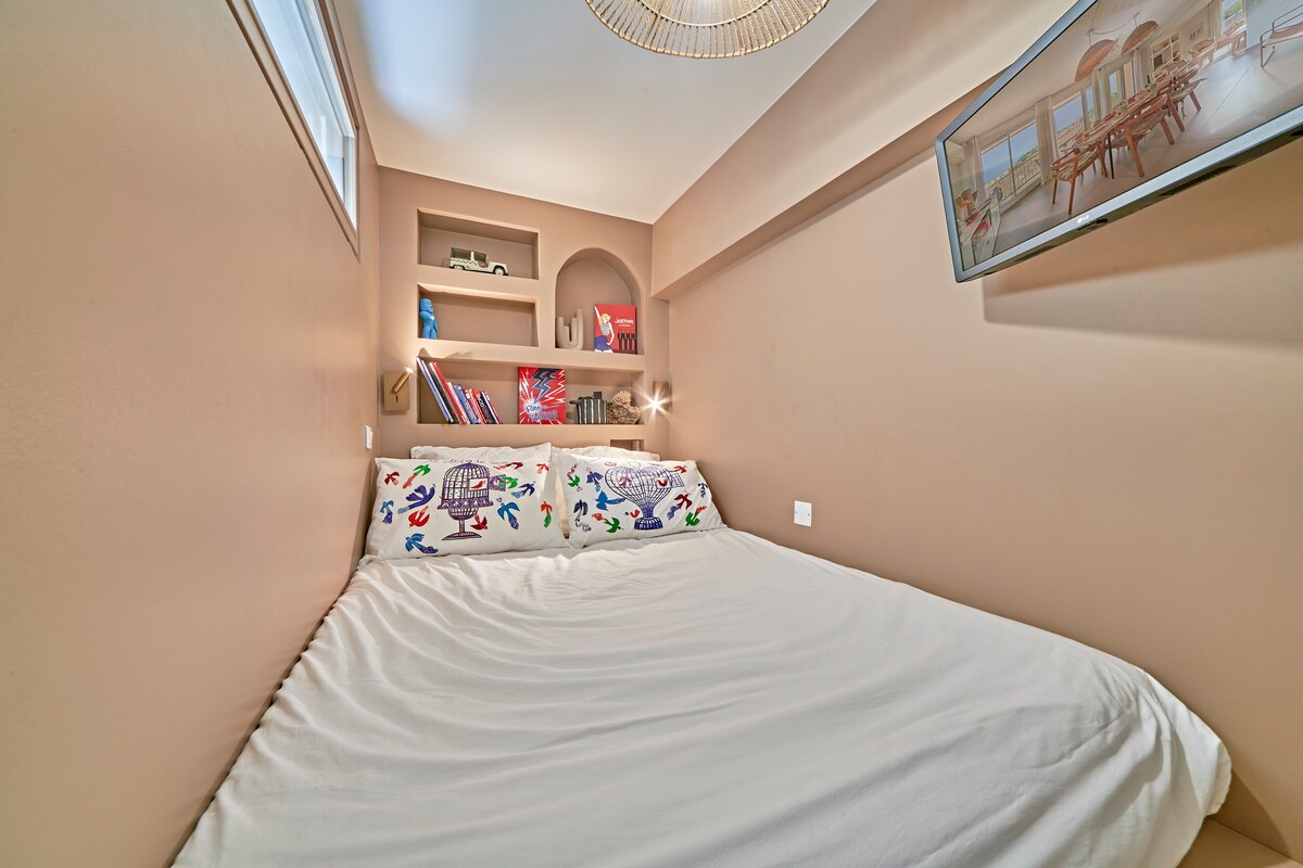 חדר שינה שלישי לצעירים עם פתיחה לחדר השינה הכפול השני