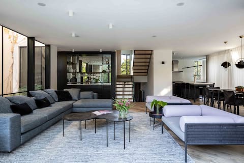 Lovely home with pool and garden in Ramat HaSharon