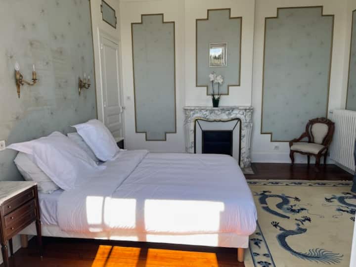 Chambre 19.5 M2 en étage. 2 portes fenêtres ouvrant sur des balcons. Vue Pyrénées et jardin.
commode et coin dressing.