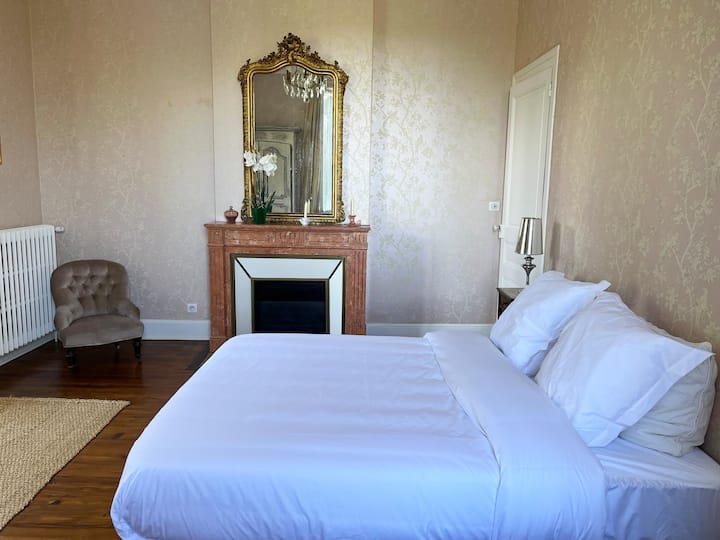 Chambre 19M2. 1 fenêtre vue jardin et 1 porte fenêtre donnant sur un balcon.
grande armoire.