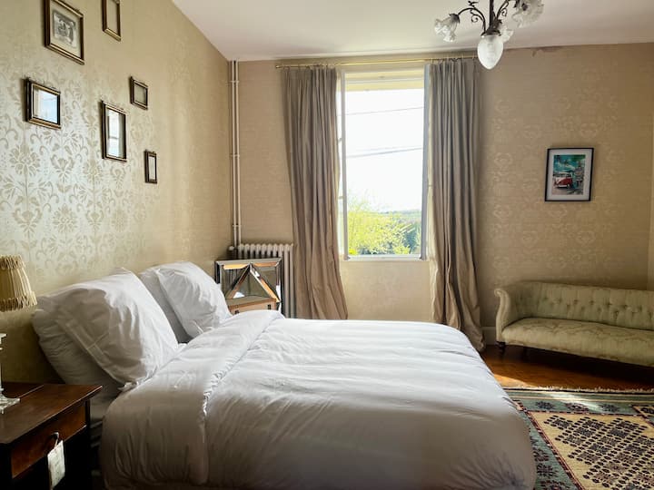chambre 20 m2 en Rez-de-chaussée, 2 fenêtres vue Pyrénées et piscine. 
Grande armoire.
