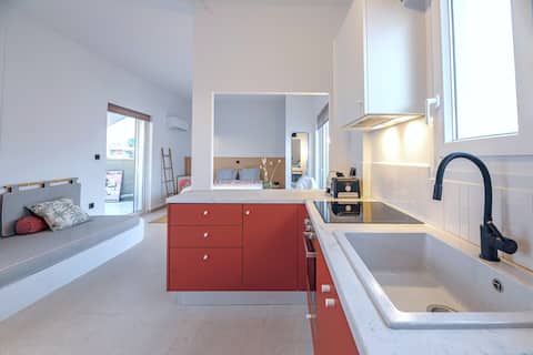 Popular Airbnb listing: Modern Gem in Historic Kerameikos: Explore Athens! in ΚΕΡΑΜΕΙΚΟΣ