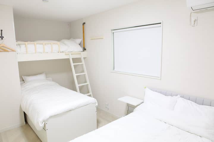 Je to spálňa v červenej izbe 1F.