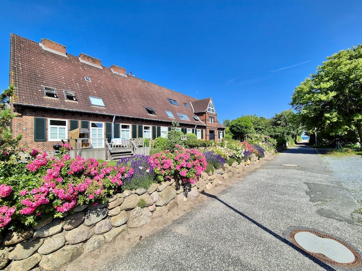 Sea view, 120 sqm, garden, 3.5 rooms.