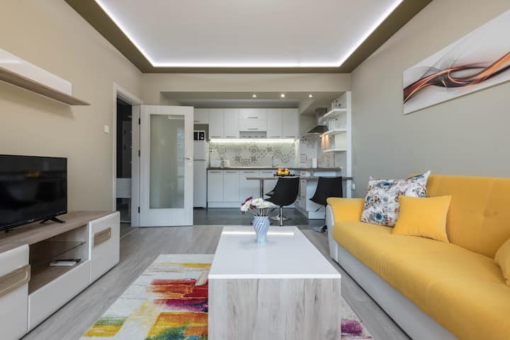 Sunny And Spacious Central Place - Varna