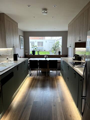 Modern Victorian Home, 15 min from City Centre gallery image 5