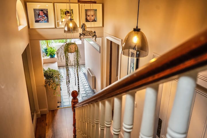 Modern Victorian Home, 15 min from City Centre