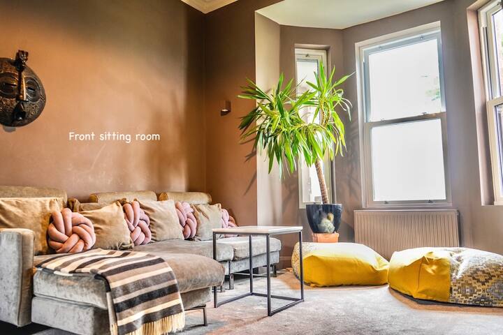 Modern Victorian Home, 15 min from City Centre gallery image 4