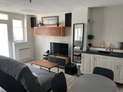 Top performing Airbnb: Cozy 2-room apartment, sleeps 4, parking, Mont-Valérien in Nanterre