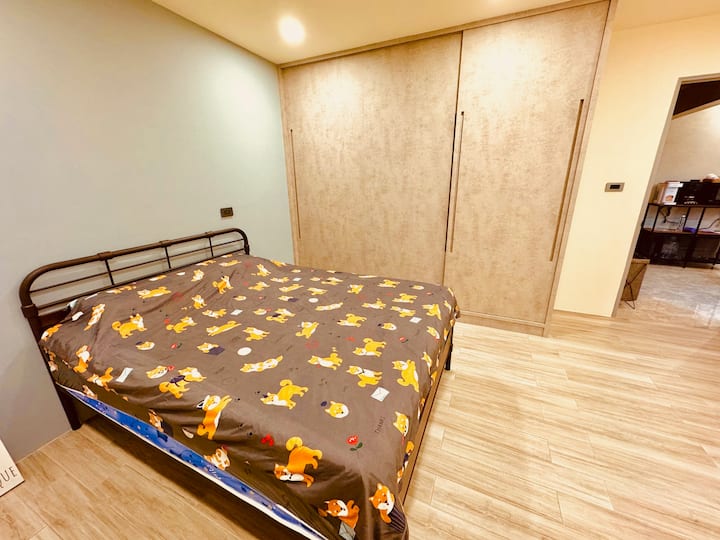 Chumba B (Chumba cha watu wawili)/Chumba cha watu wawili B/Double B

Jumuisha:
電視/Televisheni/テレビ
Kisafishaji cha Hewa/Kisafishaji cha Hewa
Kikausha nywele/Kikausha Nywele
Kiyoyozi/Kiyoyozi/
Wi-Fi ya AC