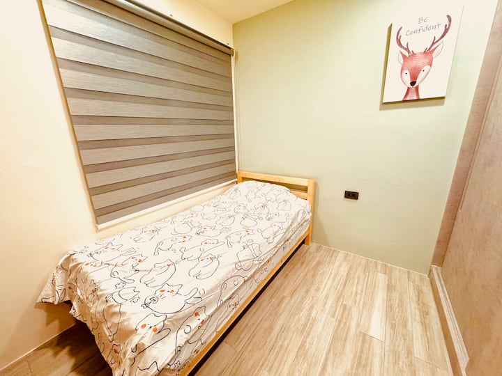 C/Chumba kimoja C/Chumba kimoja C

Jumuisha:
電視/Televisheni/テレビ
Kisafishaji cha Hewa/Kisafishaji cha Hewa
Kikausha nywele/Kikausha Nywele
Kiyoyozi/Kiyoyozi/Wi-Fi ya Kiyoyozi
