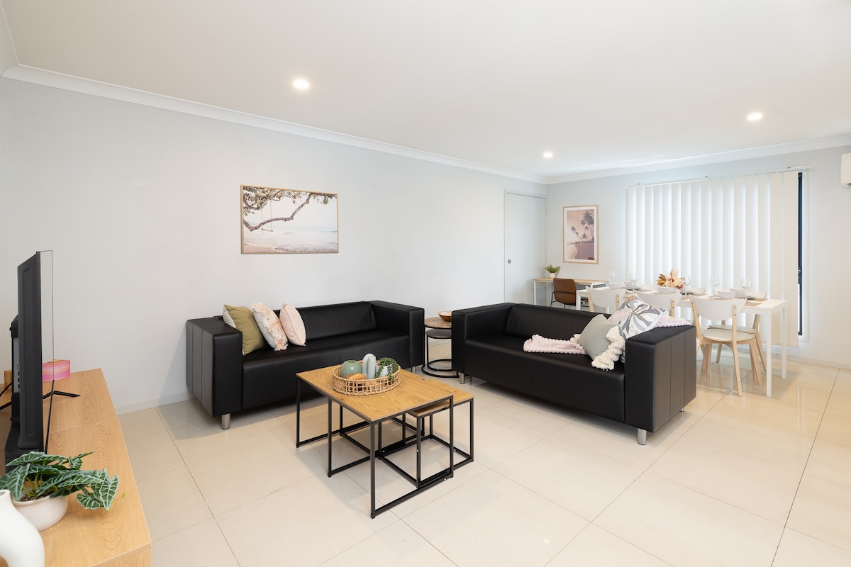 Top Airbnb: 2BR Clean Studio Brisbane | Garage Parking | 121D2 in Rocklea