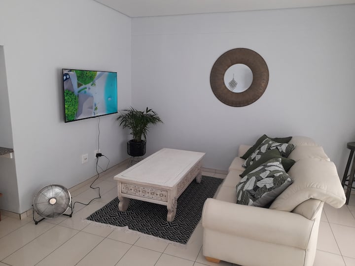 Chic City Flat: Sky High On 4th - Windhoek