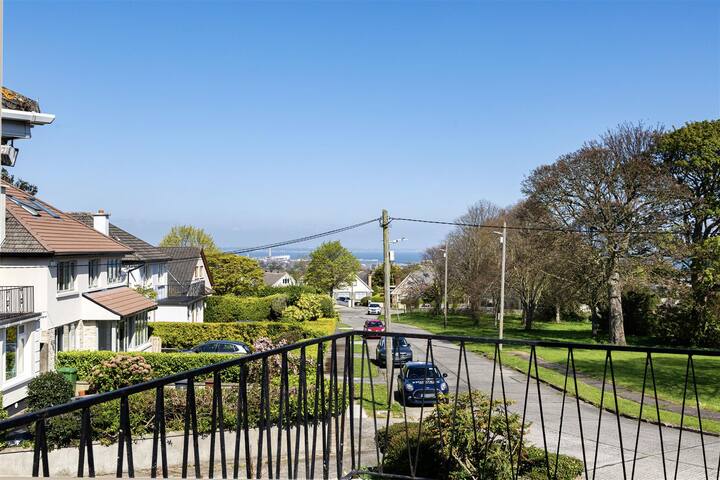 Family Home w/ Seaviews, Dalkey! gallery image 4