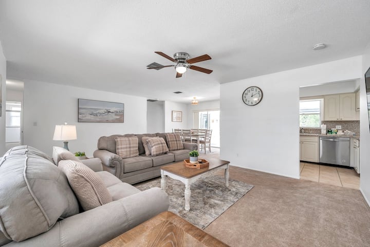 Serene Cove With Heated Pool + Yard Near Beaches - Anna Maria Island, FL