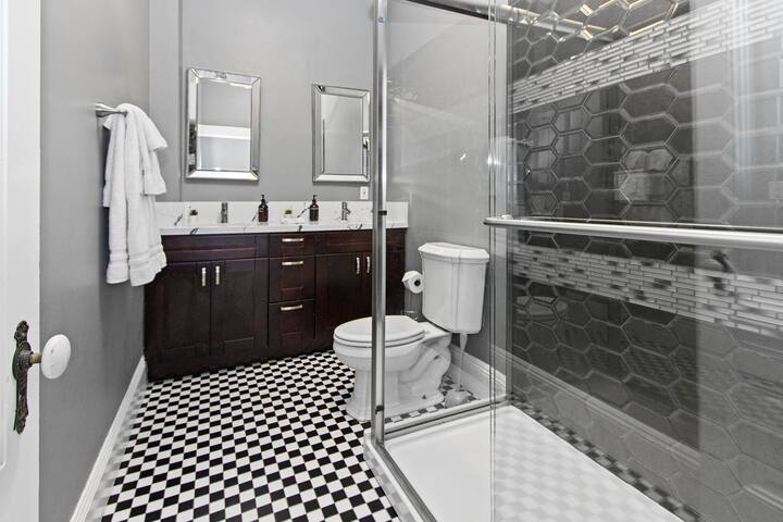 1900’s Victorian Sleeps 20+ gallery image 3