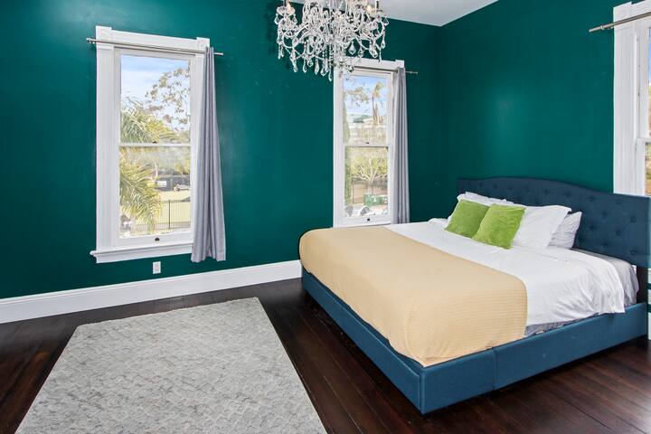 1900’s Victorian Sleeps 20+ gallery image 5