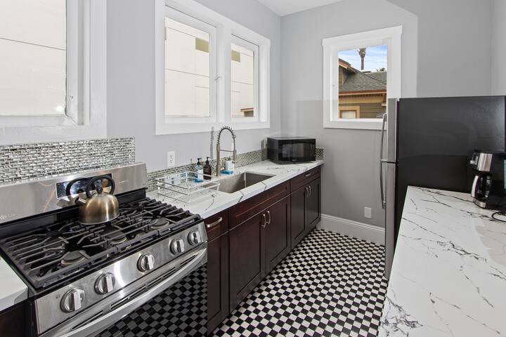 1900’s Victorian Sleeps 20+ gallery image 4