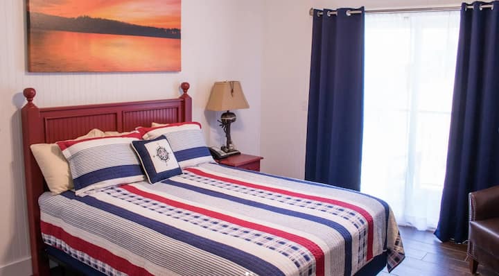 Всяка спалня е добре обзаведена с тематичен интериор.