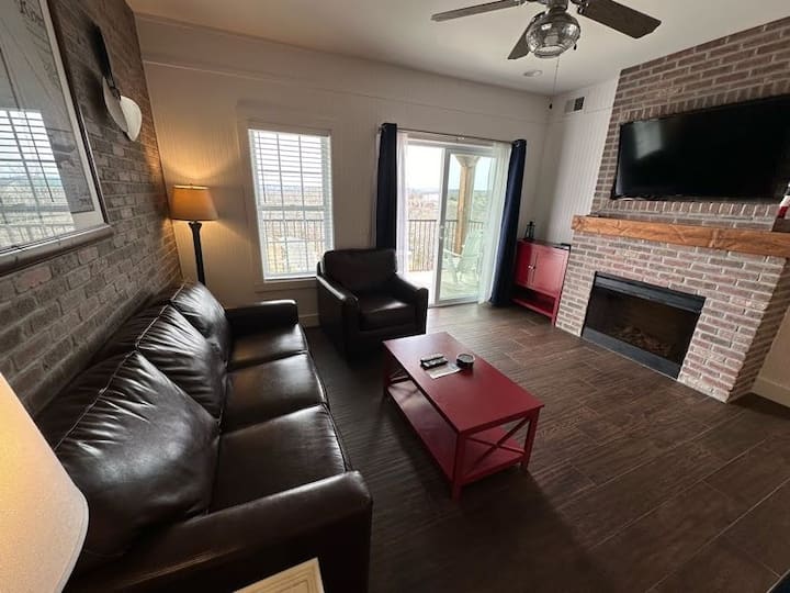 Сгушете се пред камината и се насладете на спокойно и бавно място.