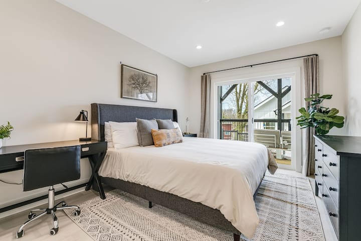 Chumba cha kulala cha 4 chini kilicho na kitanda cha kifalme, kabati kubwa, kabati la kujipambia, dawati la kazi lenye kiti na taa na sitaha ya kutembea iliyo na viti vya kupumzika nje