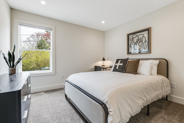 Chumba cha kulala cha 3 juu kilicho na kabati la kuingia, kabati la kujipambia, kitanda cha malkia na dawati la kazi lenye kiti na taa