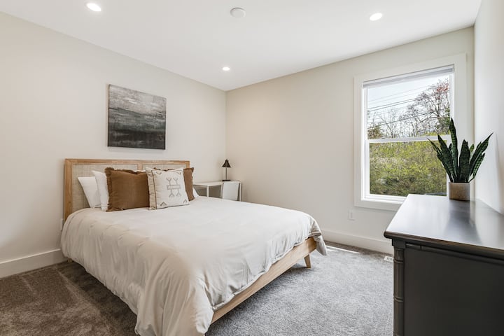 Chumba cha kulala cha 2 juu kilicho na kabati la kuingia, kabati la kujipambia, kitanda cha malkia na dawati la kazi lenye kiti na taa