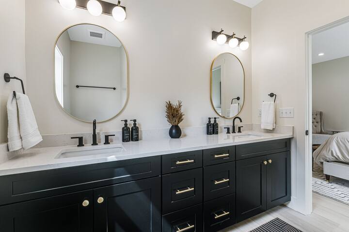 Premium Biltmore Village Home | 5-Bedroom, 2 Decks gallery image 4