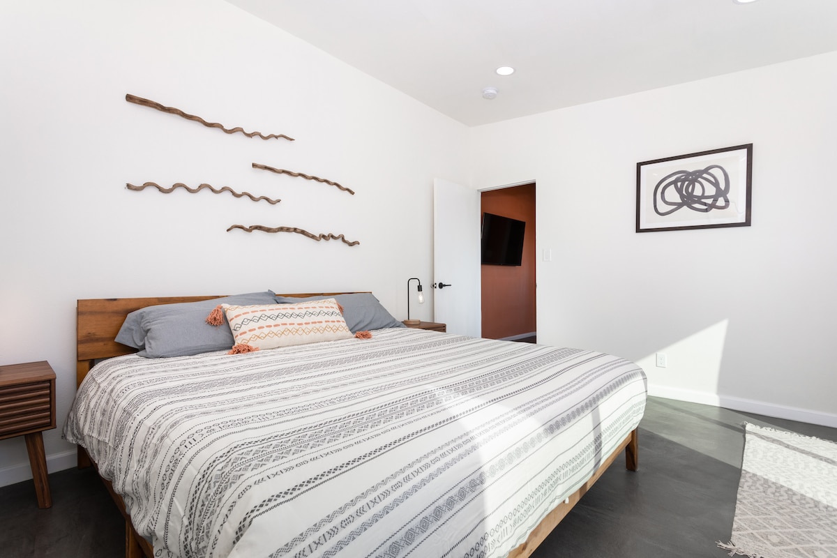 חדר שינה לאורחים... נוף להרים ומיטת קינג סייז!