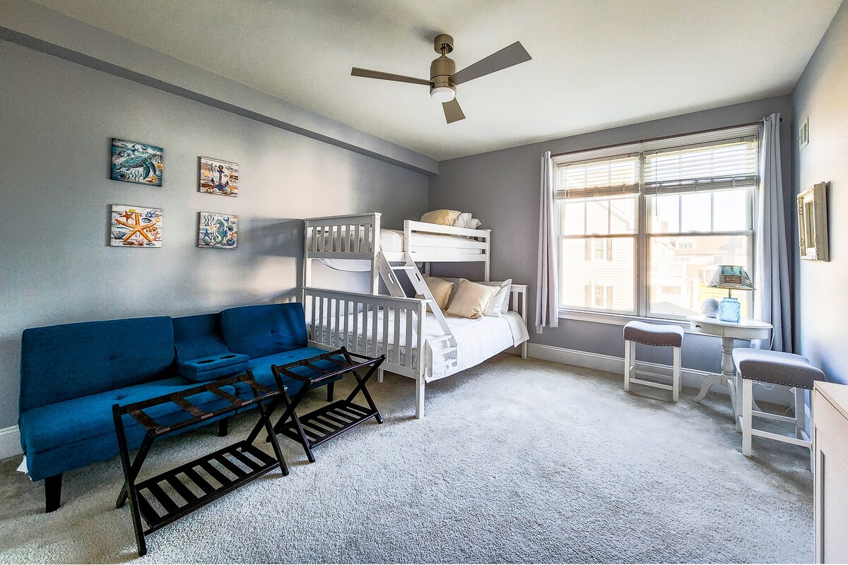 تقع في الطابق الثاني، وتستضيف غرفة النوم الثانية الواسعة ذات الحجم الكبير سريرًا واحدًا فوق سرير كوين بالإضافة إلى أريكة فوتون وحمام داخلي كامل خاص