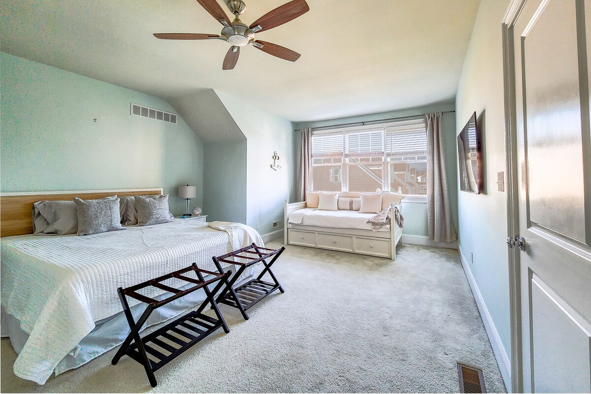 تمتد غرفة النوم الرئيسية المثيرة للإعجاب عبر الطابق الثالث بأكمله وتتميز بسرير كينج وسريرين مزدوجين وحمام خاص كامل داخلي وخزانة ملابس فاخرة