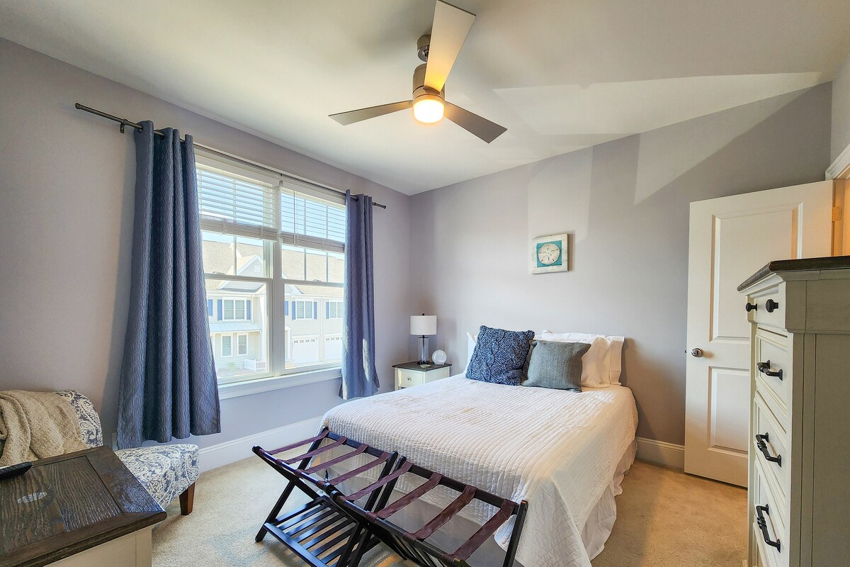 في الطابق الثاني، توفر غرفة النوم الثالثة الفسيحة هذه سرير بحجم كوين وحمام داخلي كامل خاص