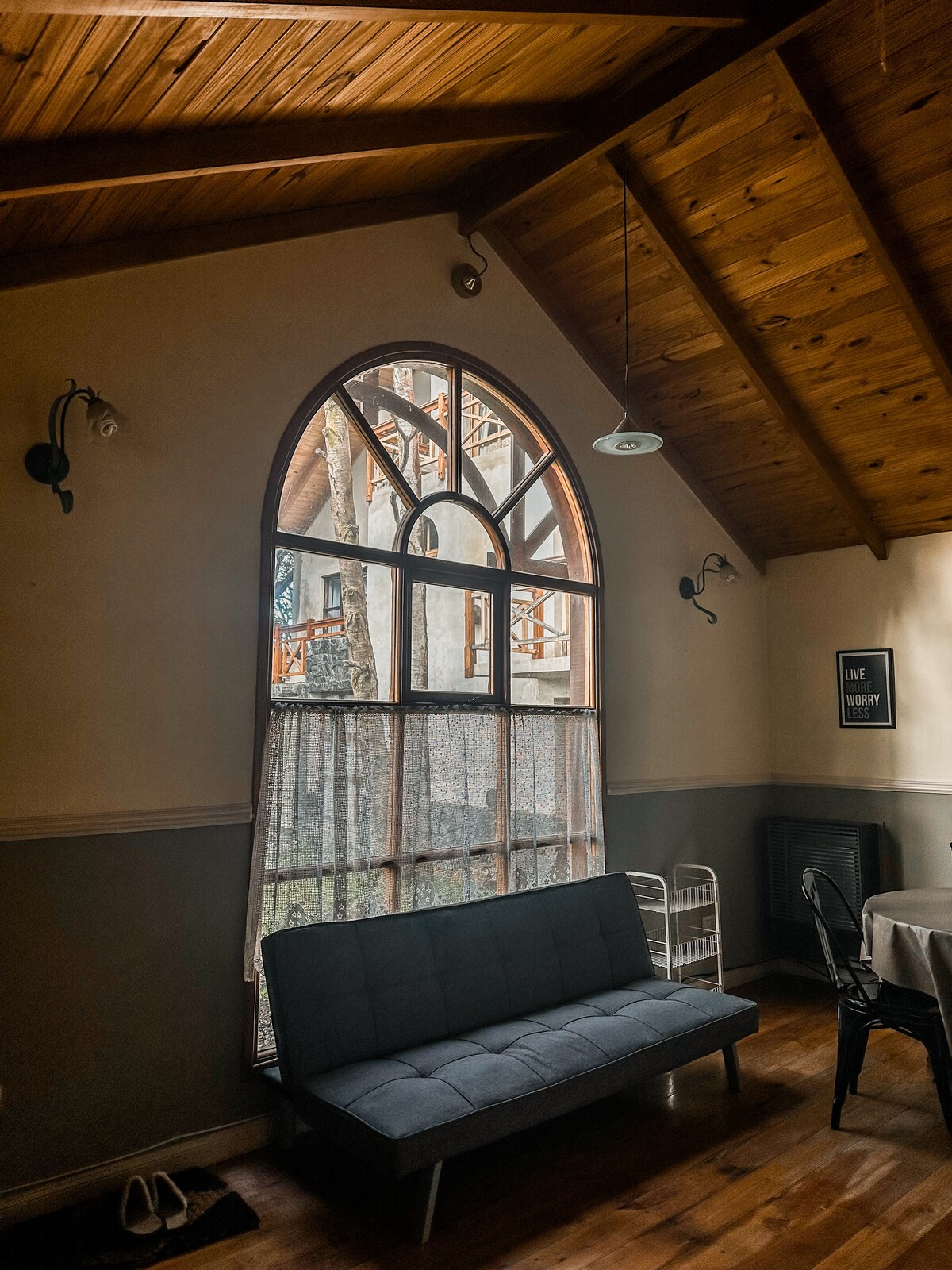 Divani kthehet në krevat për një vizitor të katërt