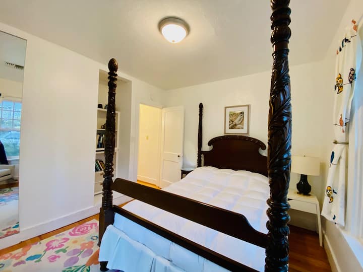 Krevat dopio "queen" në nivelin kryesor me pajisje të integruara dhe dollap