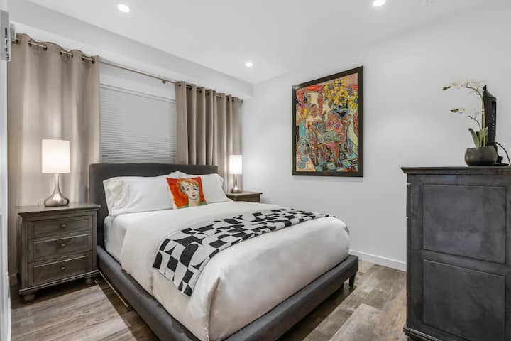 Quiet, Modern Ballard Stay Near Stadiums - Seattle, WA