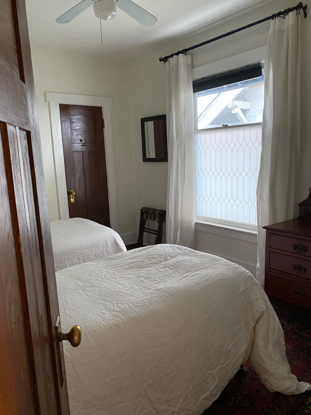 South bedroom with 2 twin beds, can be made into king if requested