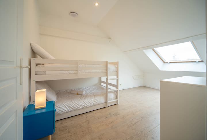 Amplia habitación de arriba con litera, sábanas suaves y espacio de almacenamiento