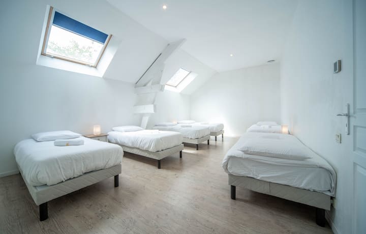 Gran habitación de arriba con 6 camas individuales con sábanas suaves