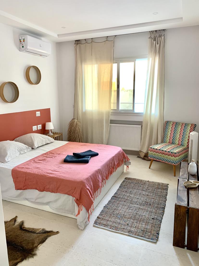 غرفة مزدوجة جميلة مزينة بذوق رفيع. تتوفر خزانة ملابس كاملة وتكييف هواء.