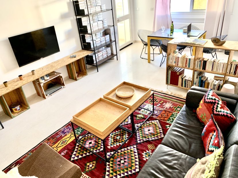 غرفة معيشة واسعة مع أريكة مريحة وتلفزيون وتلفزيون IP تحت تصرفك، ومنطقة لتناول الطعام. واي فاي متاح أيضا. الدخول إلى المكتبة المليئة بالكتب. كما نوفر لك مشغل أقراص DVD ومكتبة دي في دي.