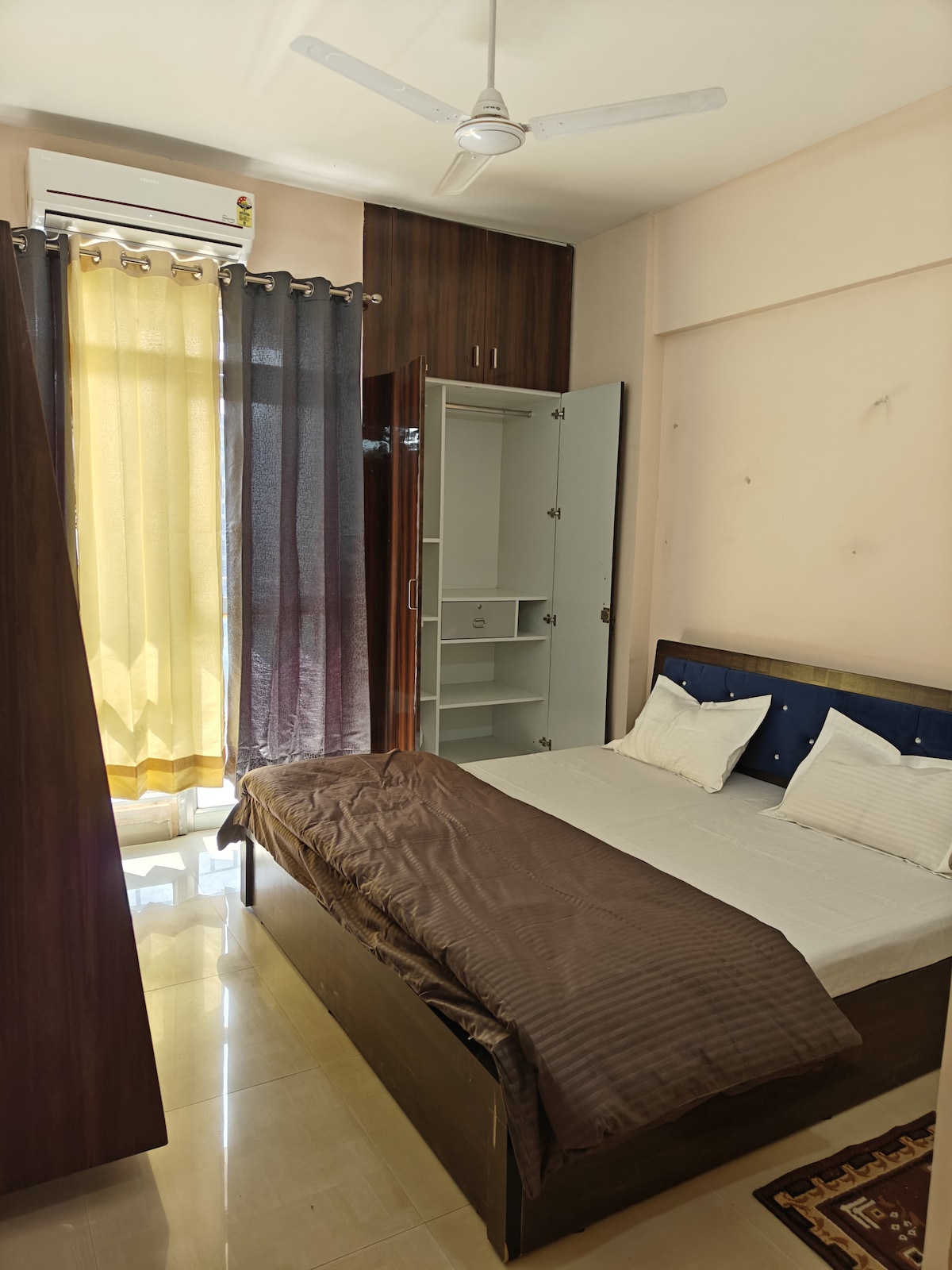 Een tweepersoonsbed. 1,5 ton split ac. Niet-aangesloten wasruimte en balkon.