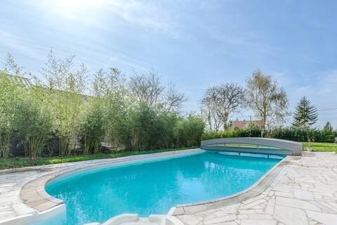 Large house with pool 10 minutes from Disneyland