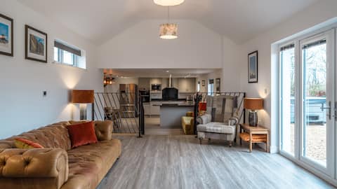 Entire home & hot tub- Bude (Broxwater Shippon)