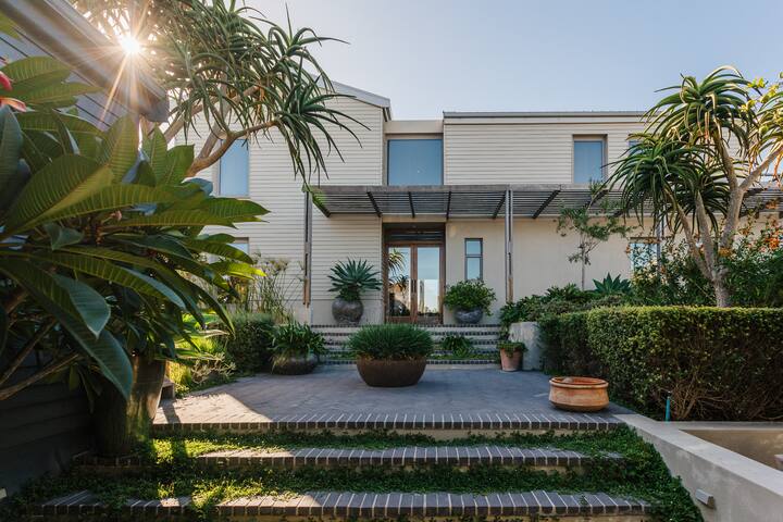 Beachfront Haven: Private Access & Panoramic Views gallery image 4