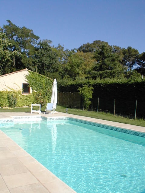 Quiet Provencal farmhouse for 6 people.
