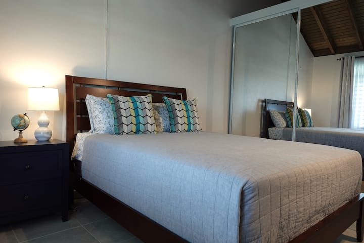 Room 1 with queen bed