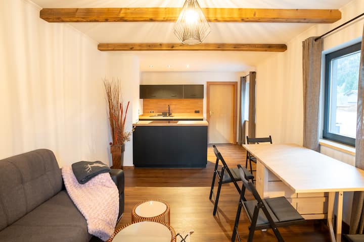 客厅配有沙发，可供另外2人入住